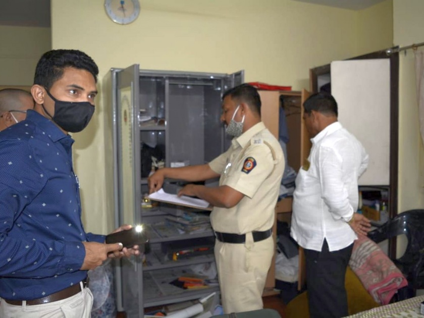 Burglary of Rs 54 lakh in Dhule | धुळ्यात पावणेचार लाखांची घरफोडी
