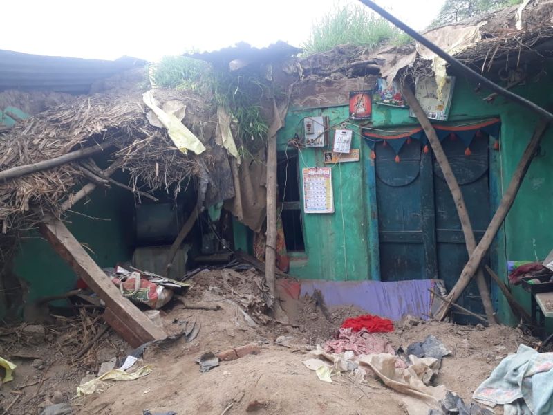 Midnight house collapses, death of two girls | मध्यरात्री मातीचे घर कोसळले, दोन मुलींचा मृत्यू