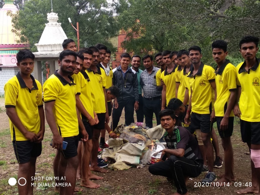 Devdari students carried out cleaning campaign | देवदरीत विद्यार्थ्यांनी राबवले स्वच्छता अभियान