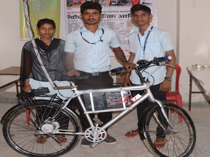 E-bicycle for the first part of Regional Polytechnic exhibition at Dhule | धुळे येथे भरलेल्या विभागीय तंत्रनिकेतन प्रदर्शनात पेठची ई-सायकल प्रथम