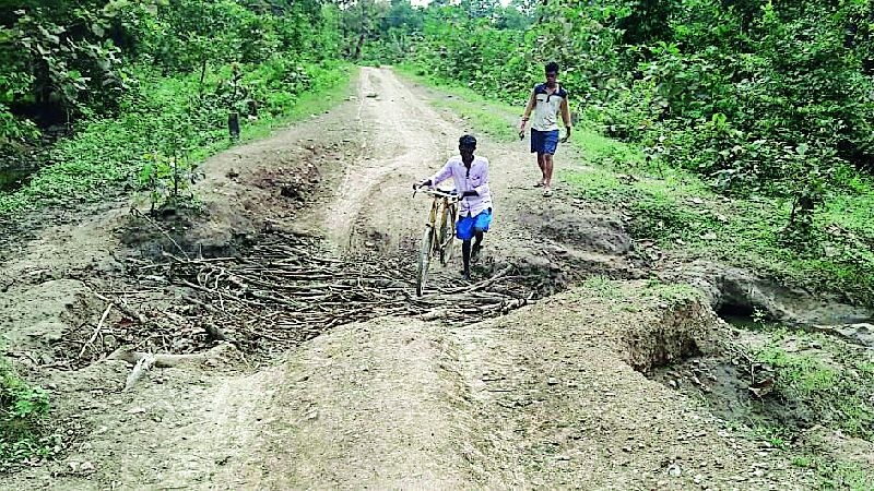 The state of the chirapalli road started | चिरेपल्ली मार्गाची अवस्था बकाल