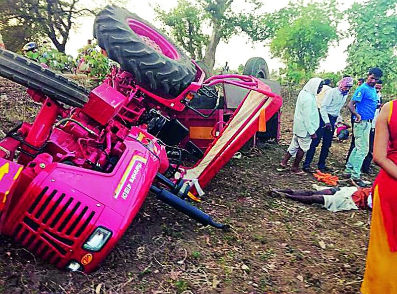 Two killed and 12 injured in different accidents | वेगवेगळ्या अपघातांत दोन ठार, १२ जखमी