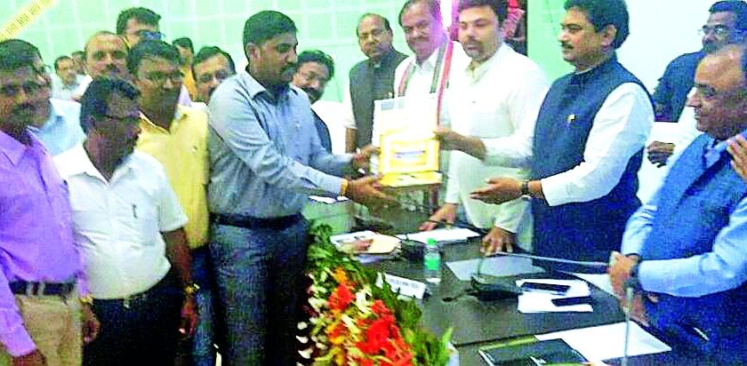 The glory of Muttapur by departmental award | विभागीय पुरस्काराने मुत्तापूरचा गौरव