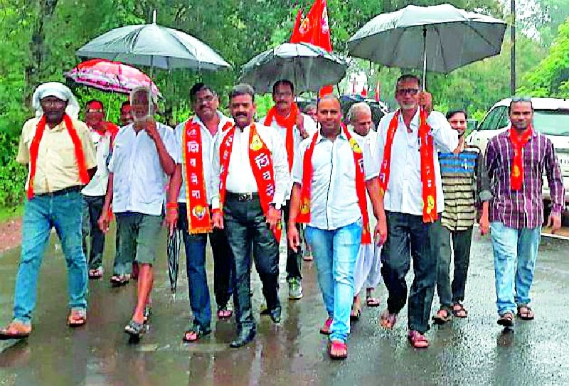 The Shiv Sena's front is full of rains | भर पावसात धडकला शिवसेनेचा मोर्चा