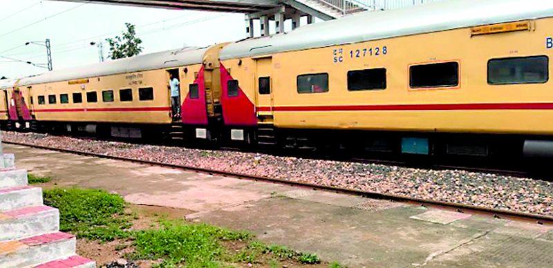 Harassment of ordinary railway passengers under the name of Corona | कोरोनाच्या नावाखाली सर्वसाधारण रेल्वे प्रवाशांना त्रास