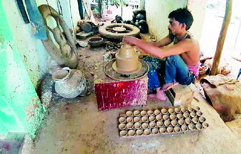 But the potter's society, which brightens the festival of Deepavali, is neglected | दीपावलीचा पर्व तेजोमय करणारा कुंभार समाज मात्र उपेक्षित
