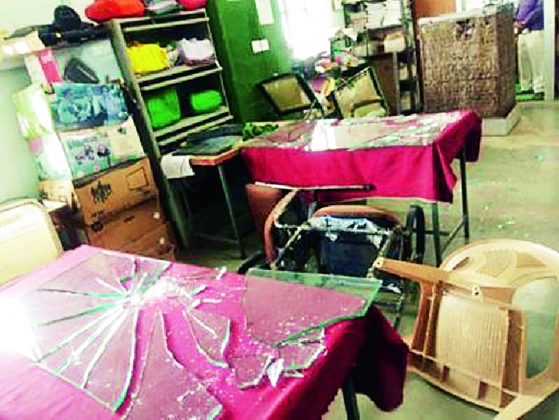 Vandalism at teacher's office | शिक्षकांची शिक्षणाधिकारी कार्यालयात तोडफोड