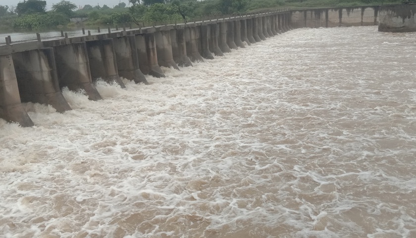 Discharge of water from Kedarkheda Kolhapuri Dam by 5 cusecs | केदारखेडा कोल्हापुरी बंधाऱ्यातून ५५०० क्युसेसने पाण्याचा विसर्ग