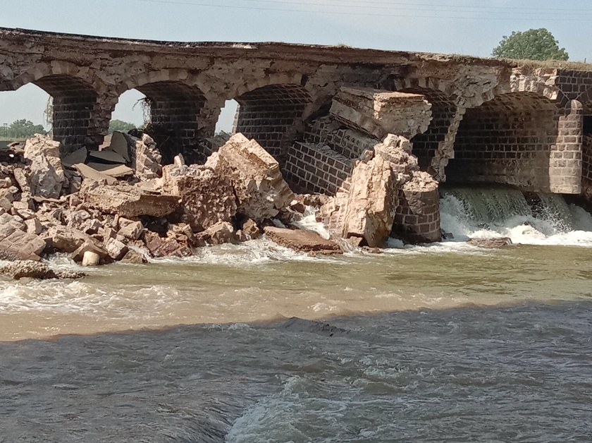 Old bridge collapses; Survival survived ... | जुनाट पूल कोसळला; जीवित हानी टळली ...