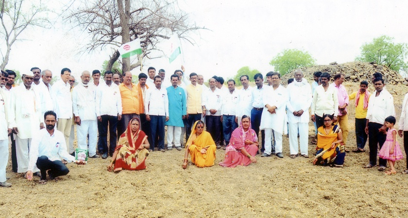 Farmers Gandhigiri by imposing prohibited seeds | बंदी असलेले बियाणे लावून शेतकऱ्यांची गांधीगिरी