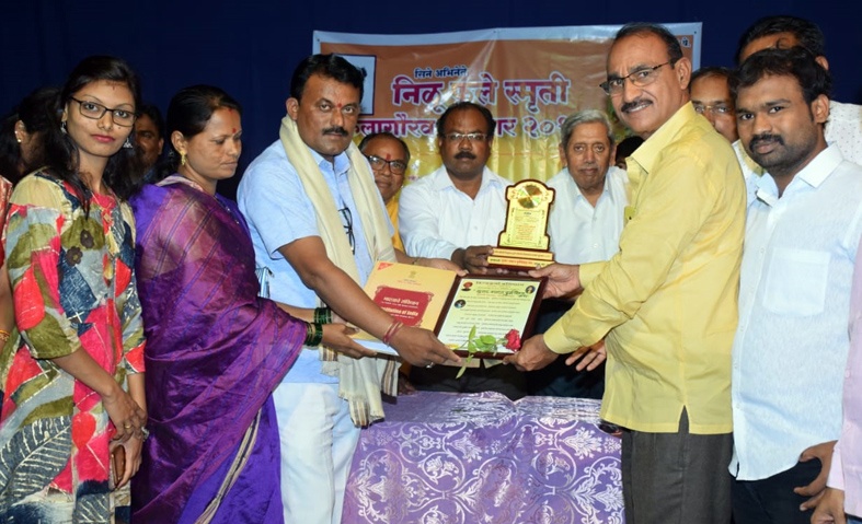 Sudarshan Samaj Remarriage Manhas Nilul Phule Award | सुतार समाज पुनर्विवाह मंचास निळू फुले पुरस्कार