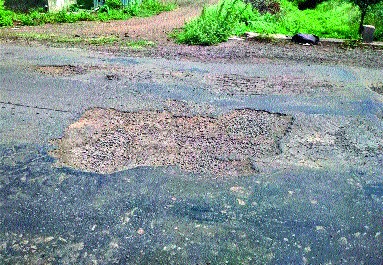 Pothole empire on the road to Nandurshore | नांदूरशिंगोटे रस्त्यावर खड्ड्यांचे साम्राज्य
