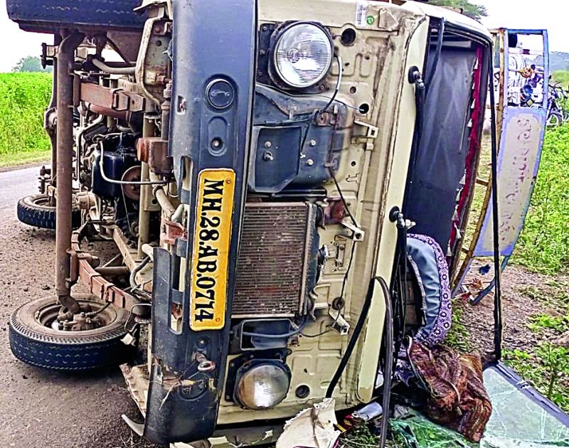 Vehicles carrying laborers overturned Near Shegaon; 20 injured | मजूरांना घेऊन जाणारे वाहन उलटले; २० जण जखमी