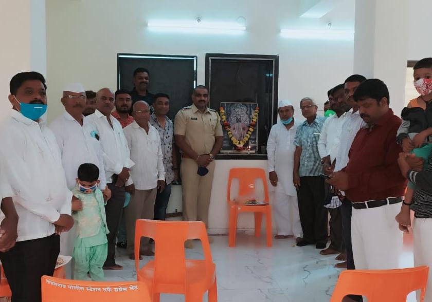 Meeting of police officers at Vitthal-Rukmini temple | विठ्ठल-रुक्मिणी मंदिरात पोलीस अधिकाऱ्यांची भेट