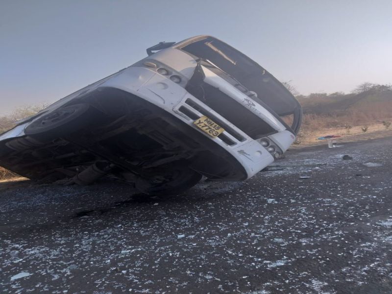  A luxury bus passes near Parola, 15 passengers injured | पारोळ्याजवळ लक्झरी बसला अपघात, १५ प्रवासी जखमी