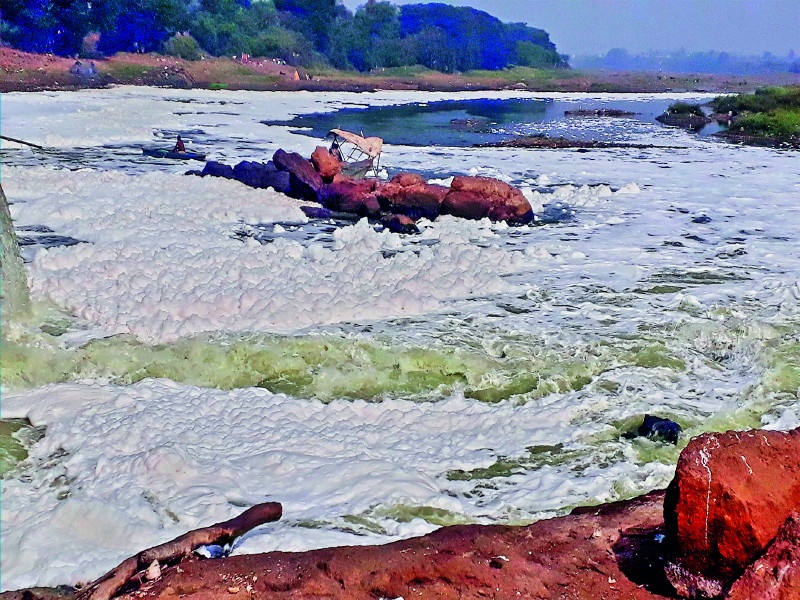 Foam in the Mula-Mutha river due to pollution | ही परदेशातली नदी नाही बरं का आपली मुळा मुठाच आहे!