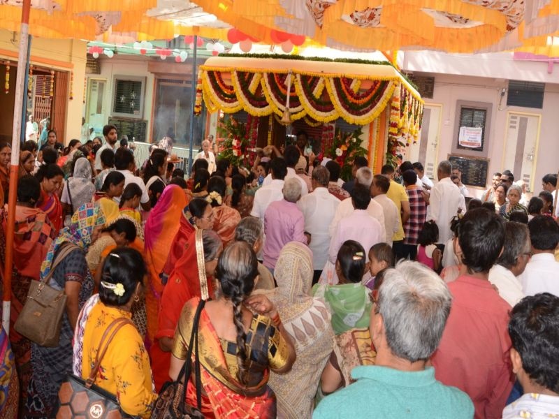 Thousands of devotees take darshan of Kalabhairava in Dhule | धुळ्यात हजारो भाविकांनी घेतले कालभैरवाचे दर्शन