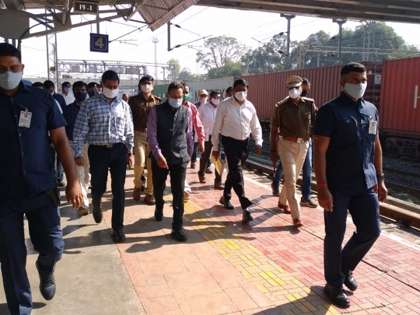 General Manager visits Manmad railway station | मनमाड रेल्वे स्थानकाला महाव्यवस्थापकांची भेट