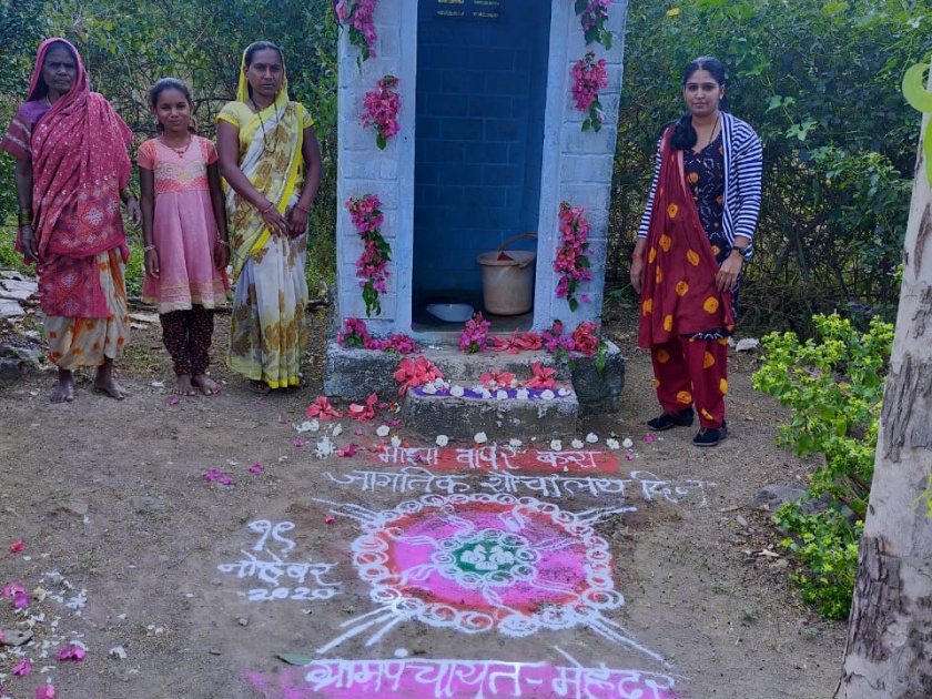 Colorful toilet made by female beneficiary | महिला लाभार्थीने केली शौचालयाला रंगरंगोटी