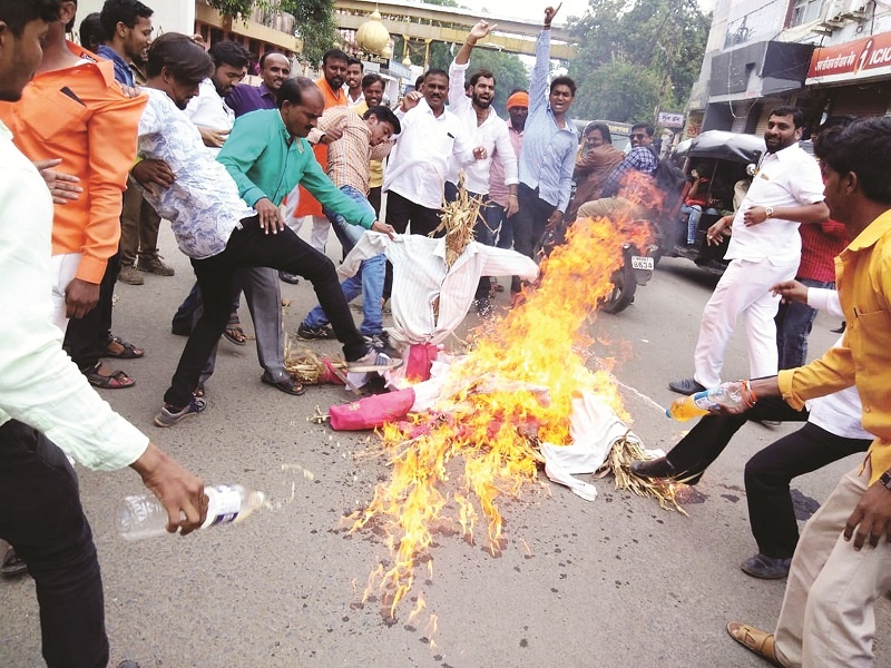 Maratha community movement agitated in Nanded | नांदेडात मराठा समाजाचे आंदोलन पेटले; सर्वपक्षीय आमदारांच्या प्रतिकात्मक पुतळ्याचे केले दहन