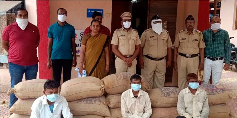 Three accused of stealing bags of sorghum arrested | ज्वारीची पोती चोरणाऱ्या तीन आरोपींना अटक