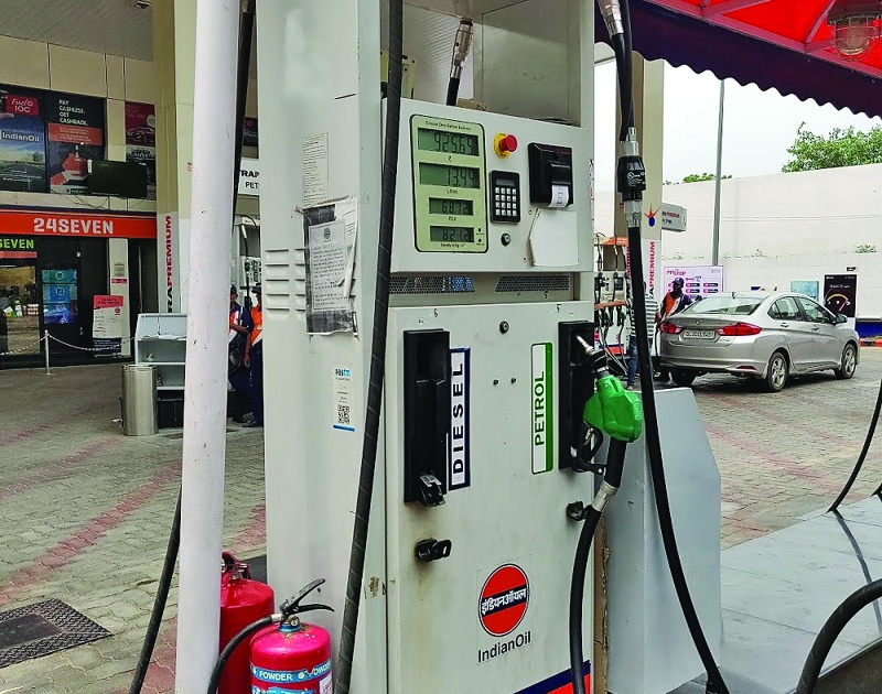 If the petrol reaches a hundred, the old machine at the old fuel pump will have to be replaced! | पेट्रोलने शंभरी गाठल्यास जुन्या फ्युअल पंपावरील जुने मशीन बदलावे लागेल !