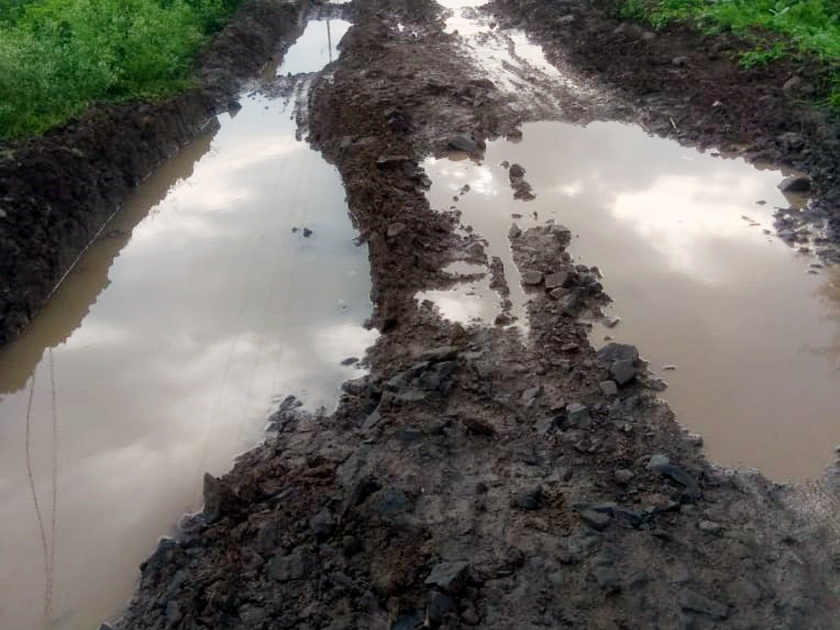 Parbhani: Digging road and closing work | परभणी : रस्ता खोदून काम बंद
