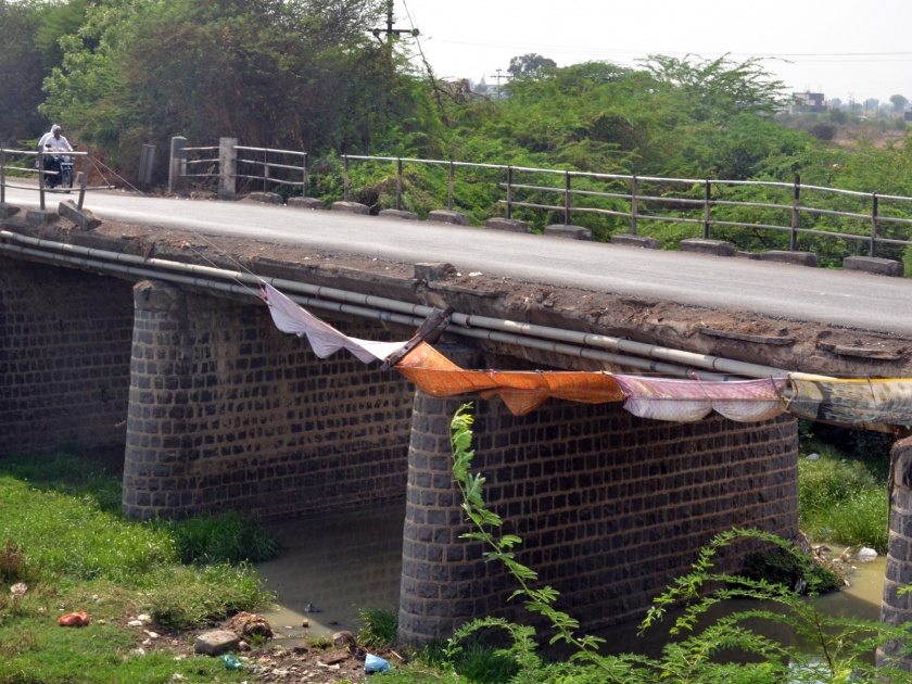 Parbhani: The Pingalguda Nullah Bridge is dangerous | परभणी :पिंगळगड नाल्यावरील पूल धोकादायक