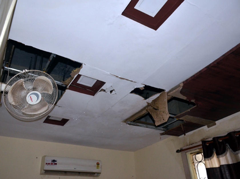 Parbhani: The roof of the room of the Natraj Theater collapsed | परभणी : नटराज रंगमंदिरातील कक्षाचे छत कोसळले