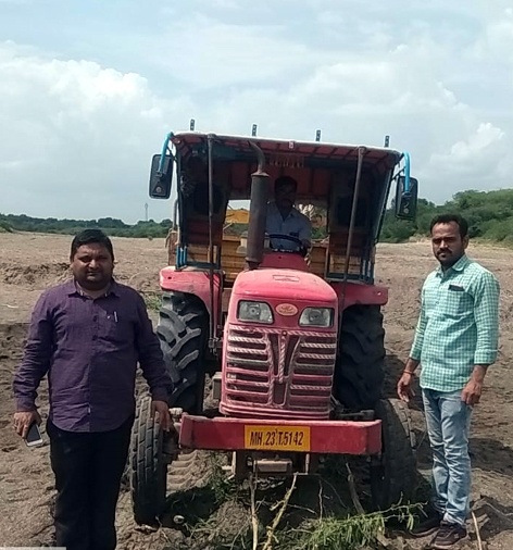 Parbhani: Two tractors seized by illegal sand traffickers | परभणी: अवैध वाळू वाहतूक करणारे ७ ट्रॅक्टर पकडले