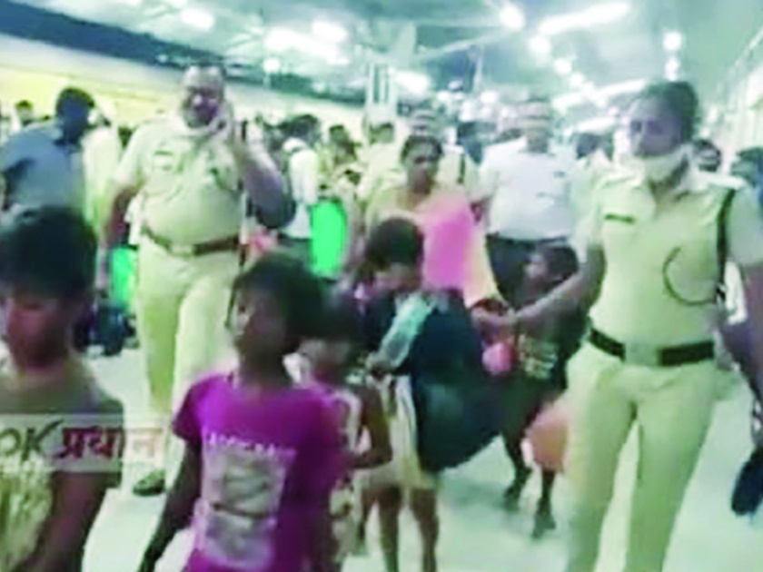 The video of the abduction went viral and 9 children with Aji were surrounded by the police | अपहरणाचा संदेश देणारा व्हिडिओ व्हायरल झाला अन् आजीसोबतच्या ९ मुलांना पोलिसांनी घेराव घातला