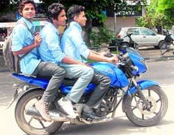 Action against triple seat vehicle owners in Bhusawal | भुसावळात ट्रिपल सीट वाहनधारकांवर कारवाईचा बडगा