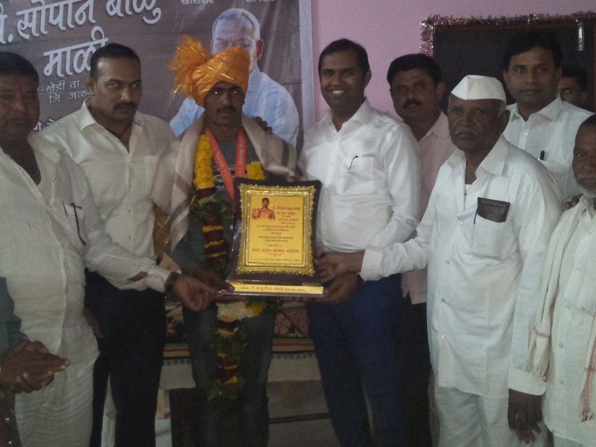 Saopan Mali, the winner of the 'Maharashtra Kesari' silver medal at Saigao | सायगाव येथे ‘महाराष्ट्र केसरी’ रौप्यपदक विजेता सोपान माळी यांचा सत्कार