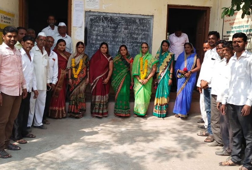 Village administration in the hands of the gold of the former Sarpanch in Shivani | शिवणीत माजी सरपंचांच्या सुनांच्या हाती गावकारभार