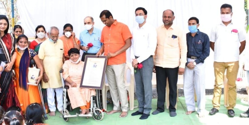 Awarded 'Vasundhara Ratna' award to Meenakshi Nikam for her work for the disabled | दिव्यांगांसाठी झटणाऱ्या मीनाक्षी निकम यांना ‘वसुंधरा रत्न’ पुरस्कार प्रदान