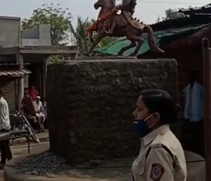 Tension over moving the statue of Shivaraya, stone throwing | शिवरायांचा पुतळा हलविण्यावरून तणाव, दगडफेक