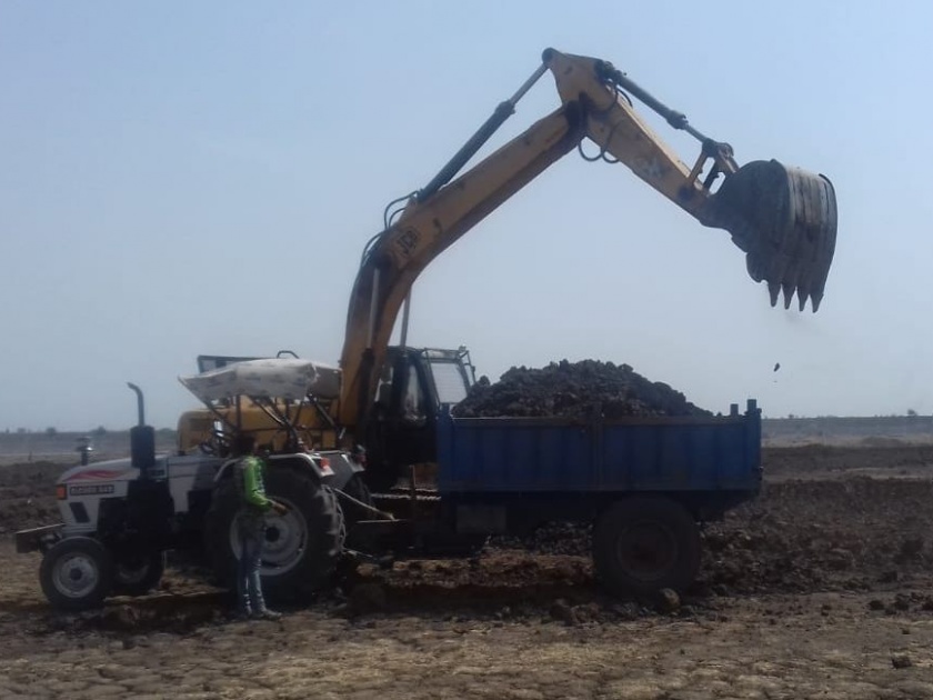 Farmers plant 55 thousand brass mud from Anjani dam in the field | अंजनी धरणातून ५५ हजार ब्रास गाळ शेतकऱ्यांनी शेतात टाकला