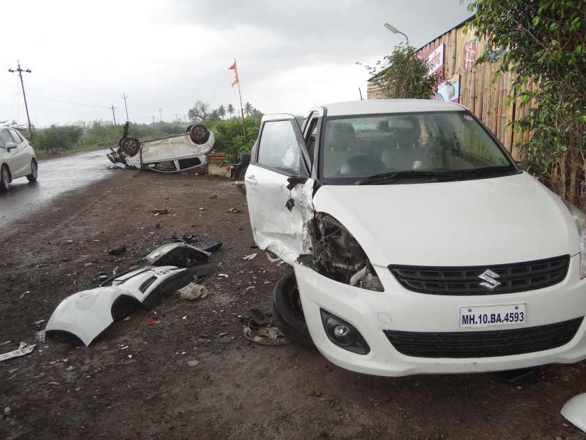 Sangli fighter car crashed four vehicles | सांगलीत भरधाव मोटारीने चार वाहनांना चिरडले