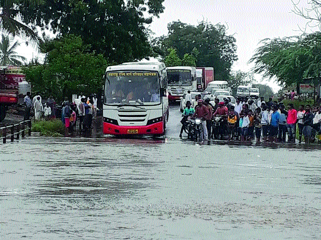 Flooding the Banganga River; Life is shattered ... | बाणगंगा नदीला पूर; जनजीवन विस्कळीत...
