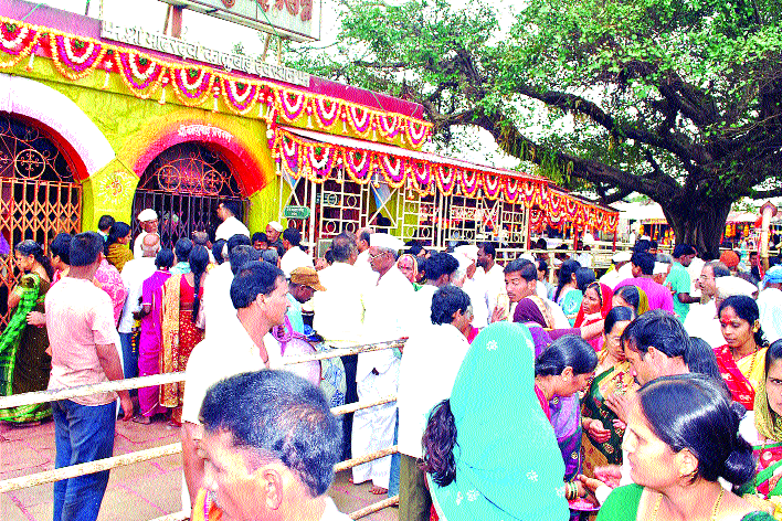For the pilgrimage of Kalubai, devotees are invited to the madhargad | काळूबाईच्या यात्रेसाठी मांढरगडावर भाविक दाखल
