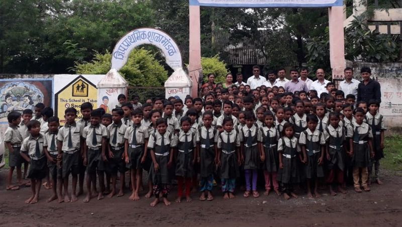 Mandal school in blind district providing education along with education | शिक्षणाबरोबरच व्यवहाराचे ज्ञान देणारी ंधुळे जिल्ह्यातील मांडळची शाळा