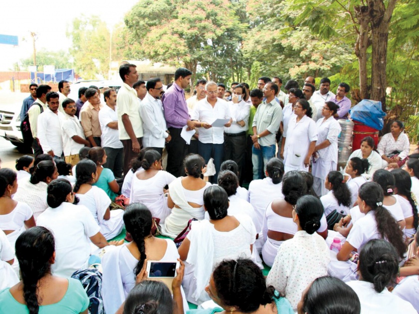 Sindhudurg: NRHM's agitation, MNS delegation gave a visit: Former MPs discussed |  सिंधुदुर्ग : एनआरएचएमचे आंदोलन सुरुच, मनसेच्या शिष्टमंडळाने दिली भेट, माजी खासदारांनी केली चर्चा