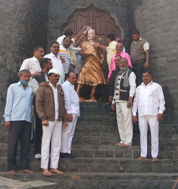 Sinnar was anointed with a statue of Lord Shiva | सिन्नरला शिवरायांच्या पुतळ्यास दुग्धाभिषेक