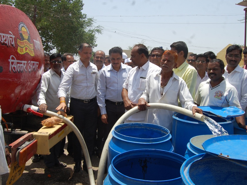   Three villages in ST corporation water tanker water | एसटी महामंडळाकडून तीन गावांना टँकरने पाणी