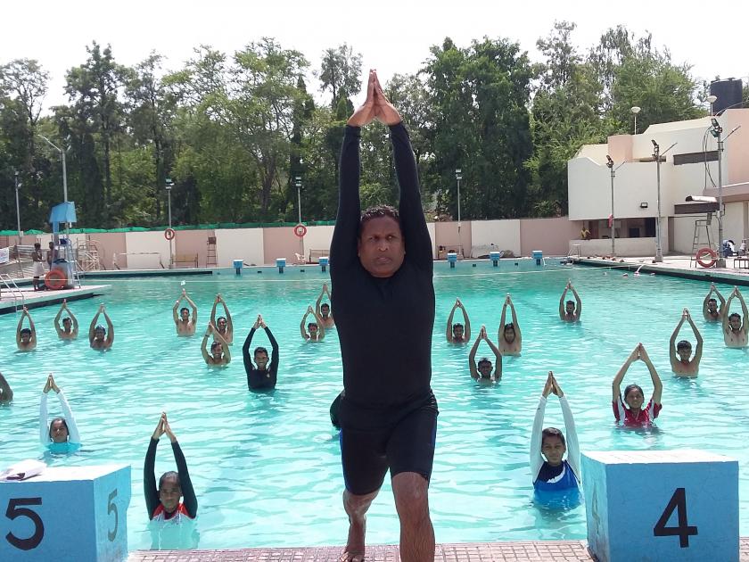  Yoga Lessons Falling in the Swimming Pool | जलतरण तलावात गिरविले योगाचे धडे