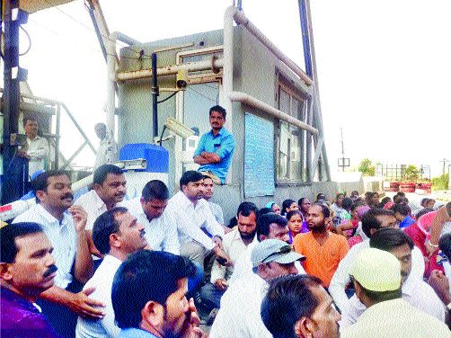 Pimpalwadi toll workers' agitation | पिंपळगावी टोल कर्मचाऱ्यांचे आंदोलन