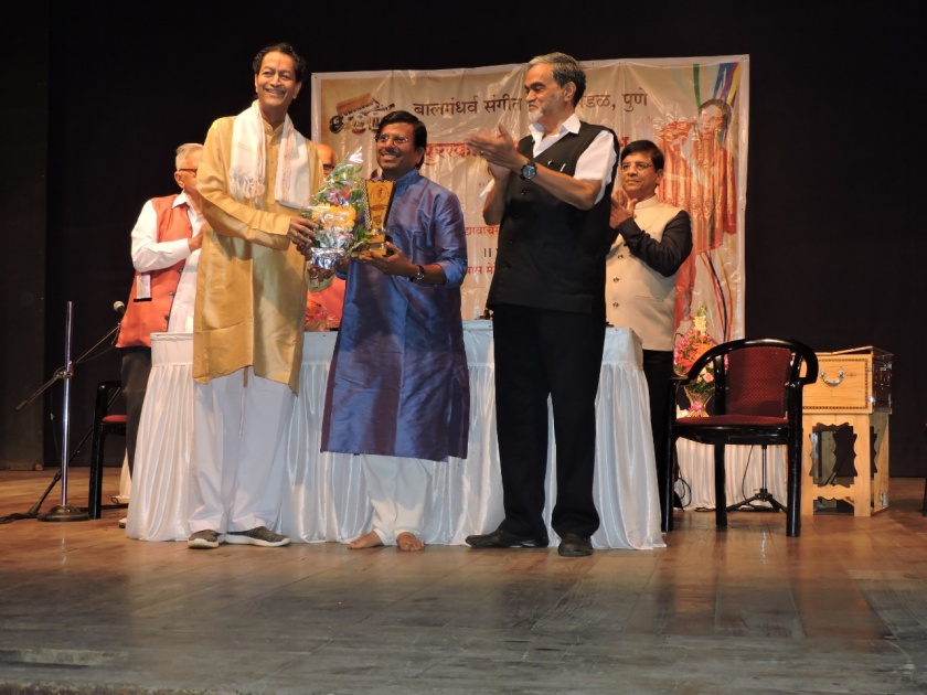 Jagadev Vairagkar was awarded 'Bakhale Award' | जगदेव वैरागकर यांना ’बखले पुरस्कार’ प्रदान