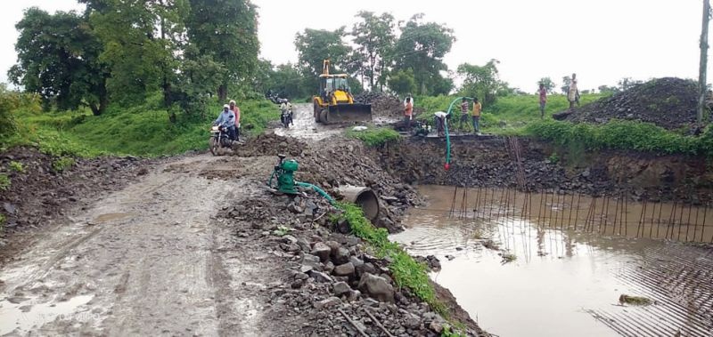 The road from Medashi to Dawa Palkhi is dangerous! | मेडशी ते डव्हा पालखी रस्ता ठरतोय धोकदायक!