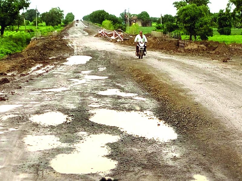 Alternative roads on national highways become ineffective! | राष्ट्रीय महामार्गावरील पर्यायी रस्ते ठरले कुचकामी!