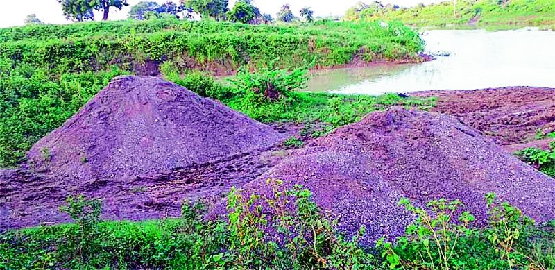 Now action will be taken against the owner of the land with sand storage | आता वाळूसाठा असलेल्या जागा मालकावर होणार कारवाई